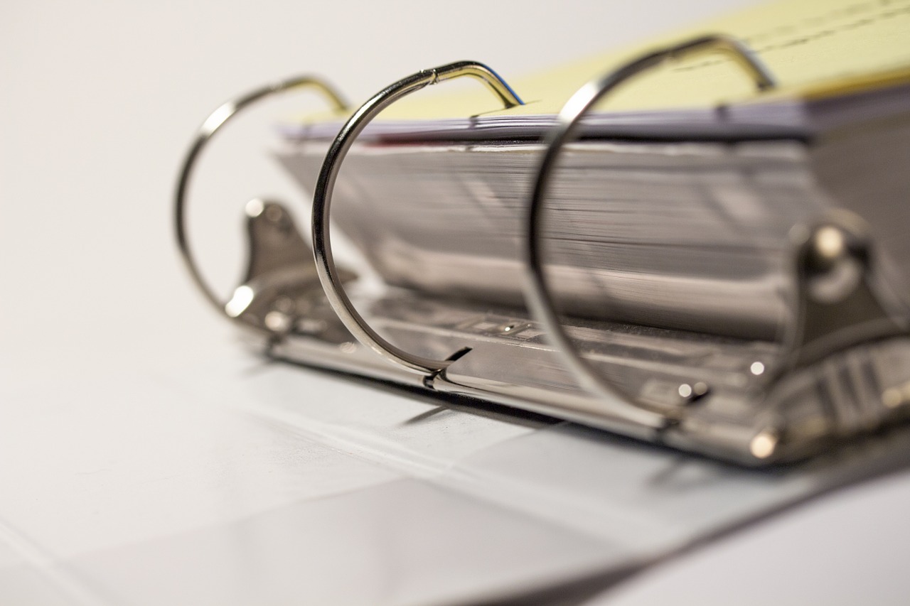 rings-of-binder-holding-paper