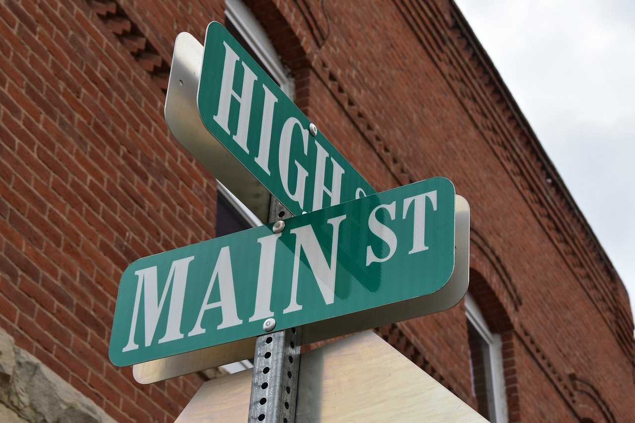 perpendicular-street-signs