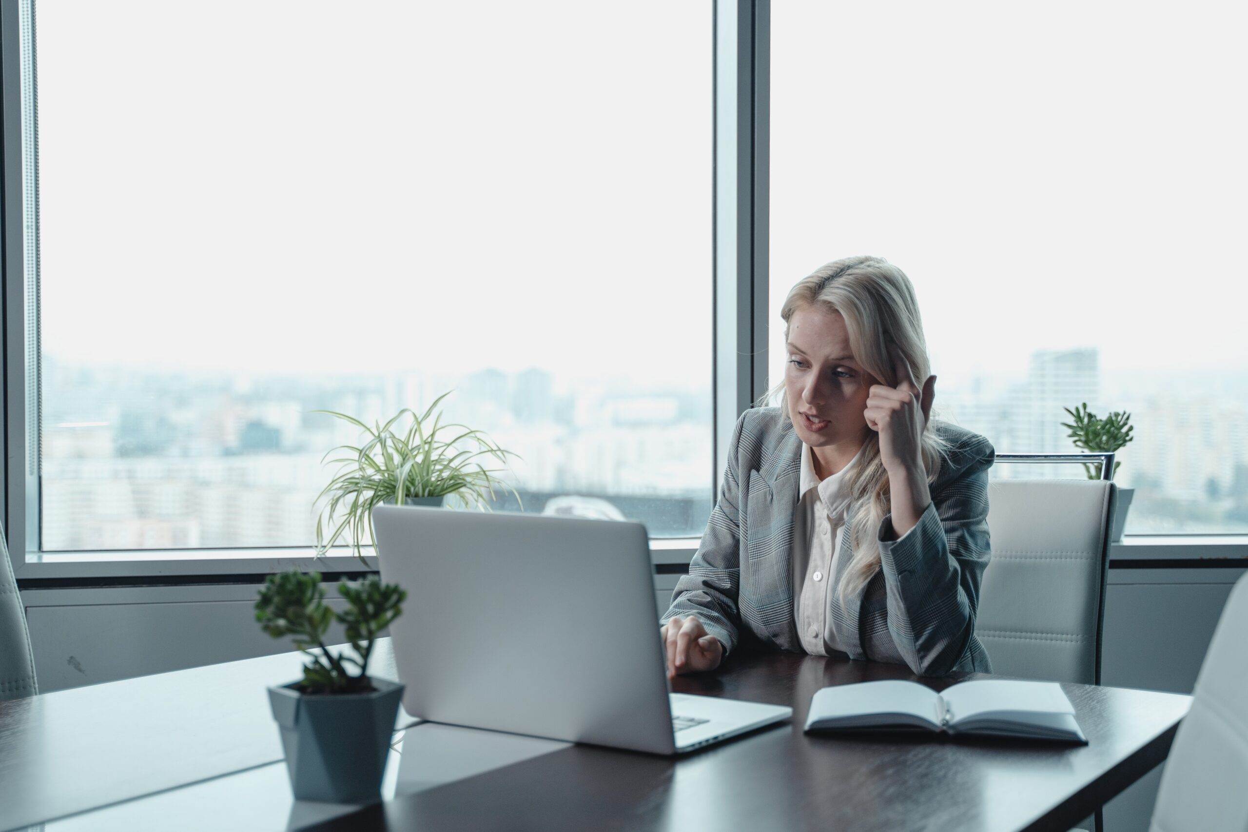 woman-sitting-at-desk-on-video-call